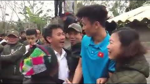 Bùi Tiến Dũng nói tiếng Mường cùng người dân trong ngày hồi Hương Thanh Hóa