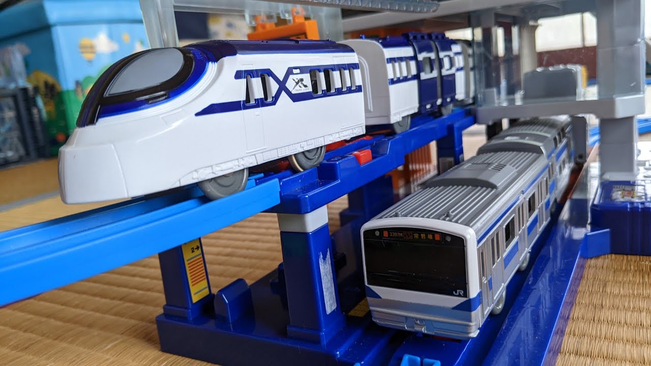 プラレール 電車を走らせよう!クロスライナーと常磐線の通勤車両がカンカン踏切とGO GO発車ステーションとメガ駅ビルを走るよ!新レイアウトの ...