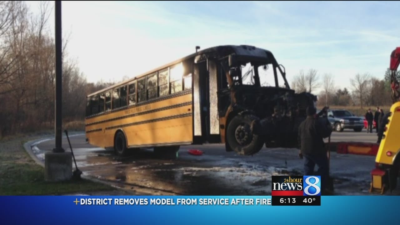 Everybody escapes school bus on fire - YouTube