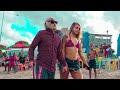 VELHINHO ANDANDO COM LOIRA GOSTOSA NA PRAIA - girl kissing old man in plublic Prank