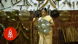 В свои 74 года она является старейшим практикующим индийское боевое искусство.