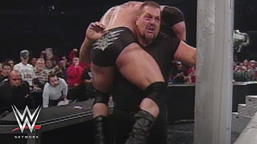 Big Show chokeslamt Brock Lesnar durchs Kommentatorenpult: SmackDown, 31. Oktober 2002 (WWE Network)