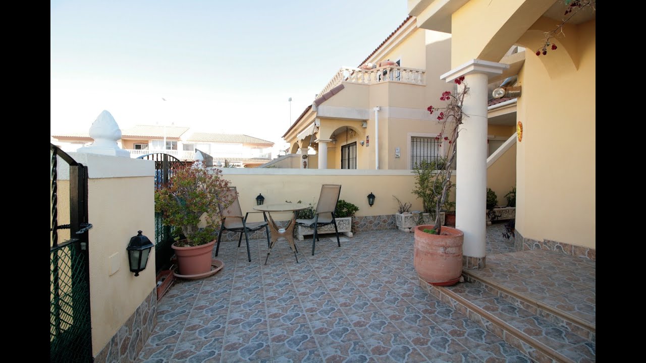 Comprar casa en San Pedro del Pinatar. 4 habitaciones y jardín esquina