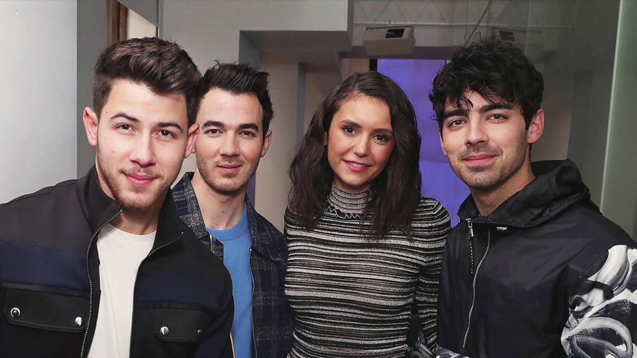 Sucker jonas brothers. Братья Джонас и их жены. Джонас Черник личная жизнь. Родители братьев Джонас фото.