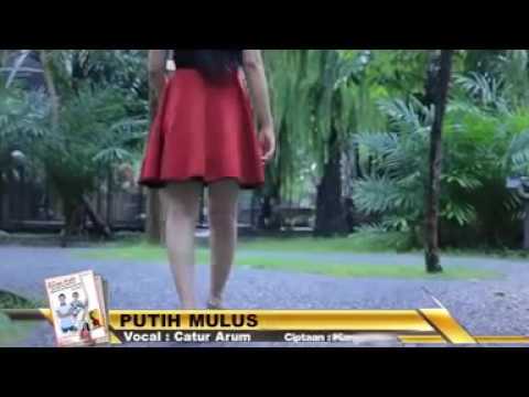 Putih mulus.  Catur arum