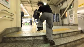 「殴られてます」エスカレーター逆走し逃げ、警察官にも虚をつき地元に帰る夜行バスに乗れなくなる疑いがある男 ドキュメンタリー 日本のリアル 注意喚起 気をつけてください