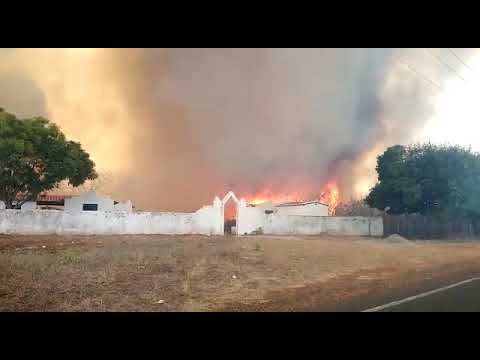 Incêndio dura mais de 24 horas e ameaça cemitério no Sul do Piauí