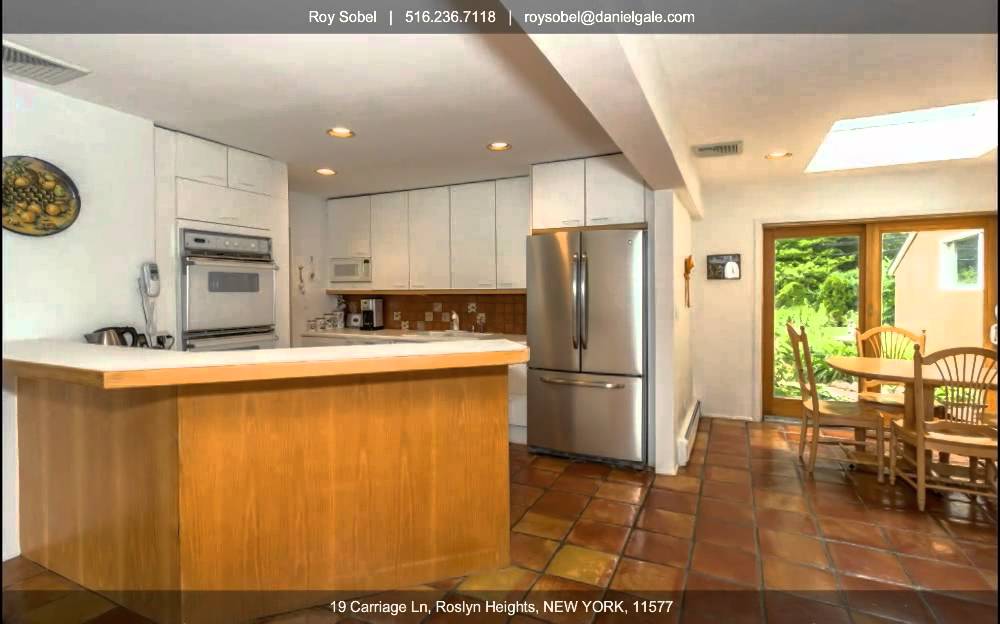 19 Carriage Ln, Roslyn Heights, NY 11577