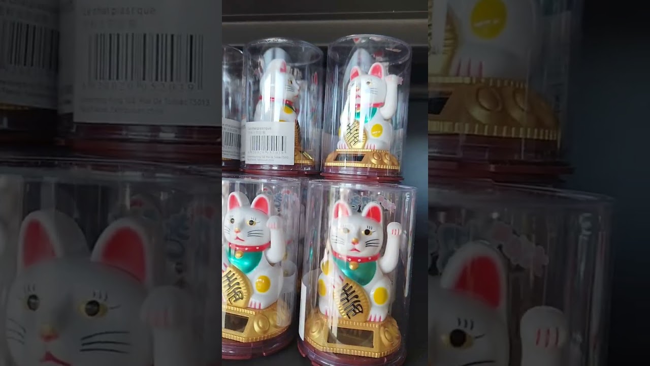 Maneki Neko lucky cat figurine  ♥️😍 