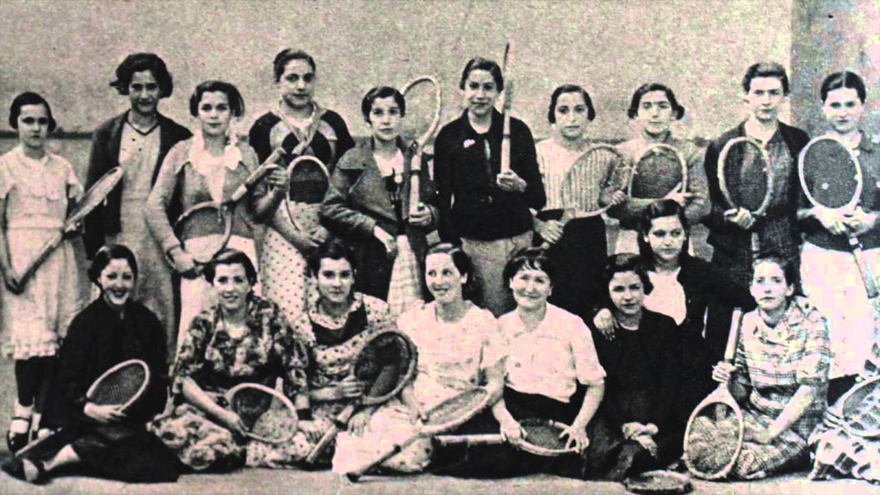 El origen del deporte femenino en España - YouTube