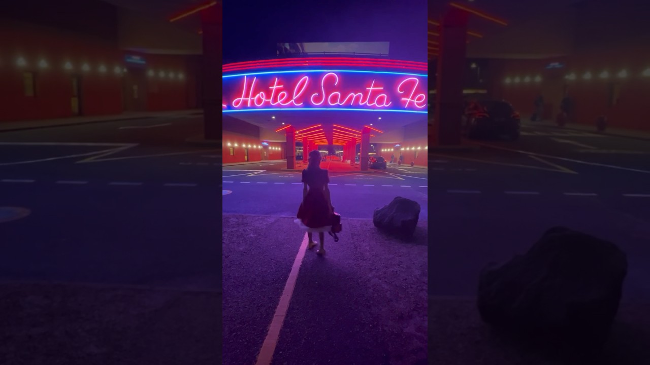 Loved the hotel sign at Santa Fe - Disneyland Paris! Both night and day were so cutely themed! ✨