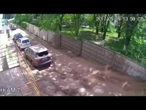 უსაფრთხოების კამერებმა ორშაბათს, კიევში წყალსადენი მილის აფეთქების მომენტი დააფიქსირა