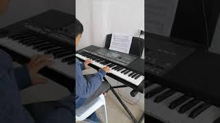 aziz joue au piano Resimi