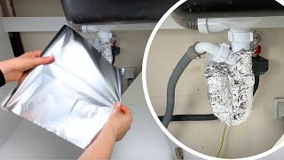 Umwickeln Sie die Rohre unter dem Waschbecken mit Aluminiumfolie