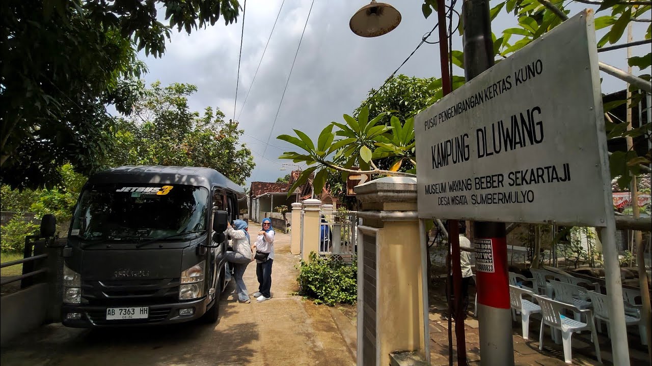 В понедельник во время поездки перенесли стенд ELF GIGA в музей Ваянг Бебер.