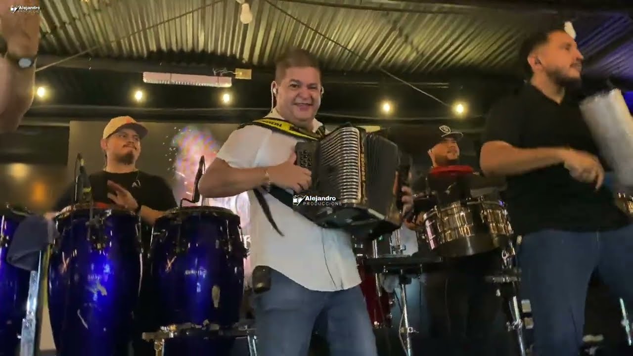 MIX DEL RECUERDO EN VIVO MANUEL Y ABDIEL Y LOS CONSENTIDOS DESDE EL BAR 1800