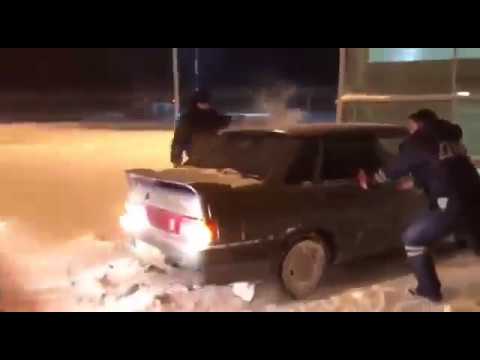 Спасаясь от погони, лихач протаранил здание казанского аэропорта (видео)