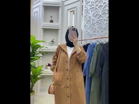 إطلالة أنيقة وعملية للمحجبات جاكيت جينز طويل بقصة محتشمة ومريحة مناسب للخروج اليومي أو الجامعة