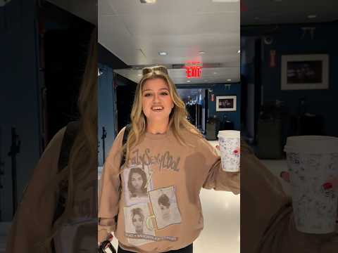 #KellyClarkson first day of school vibes at 30 Rock!