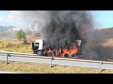 Motorista faz pausa para dormir e caminhão pega fogo em Minas