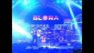 SEMUT HITAM - Ahmad Albar vs Eet Sjahrani (rekaman konser)