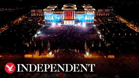 Ribuan orang berkumpul di luar istana presiden Turki setelah Erdogan terpilih kembali