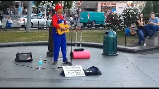 Чувак нереально круто поет!!! Mr. Mario traveling around the world
