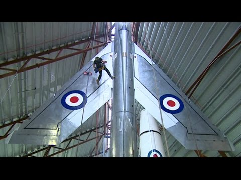 یک موزه نظامی جنگنده هایش را چطور تمیز می کند