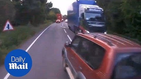 Reckless 4X4 driver almost crashes head first while overtaking - Daily Mail