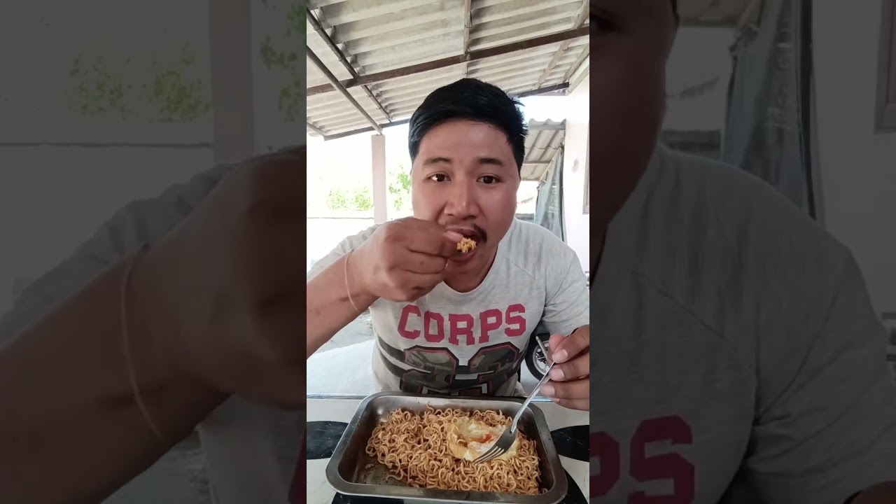 #กินมาม่า ไข่ดาวกินคำใหญ่ๆจุกๆคับมีลูกค้าโทรมาสั่งของพอดีเลยไม่ได้ปิดคลิปสักกำคับ555