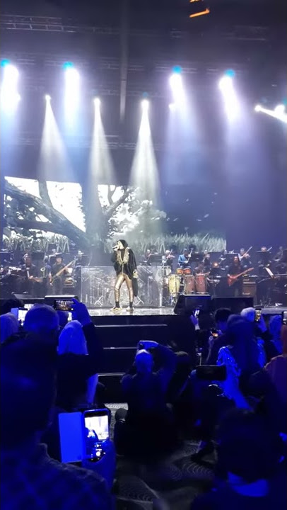 Nicky astria concert