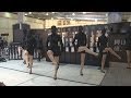 「脚女」がストッキングＰＲ 品川駅で美脚ダンス披露