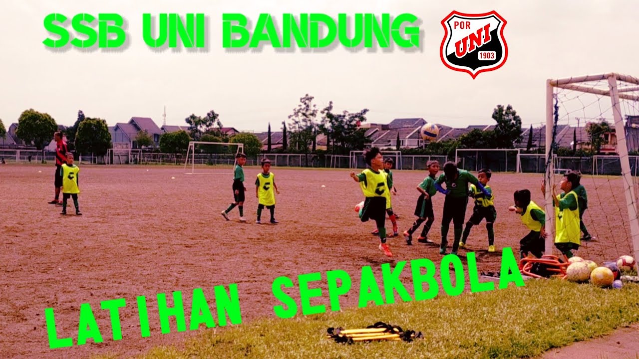 SUASANA LATIHAN DI SSB UNI  BANDUNG  SEKOLAH SEPAK BOLA 