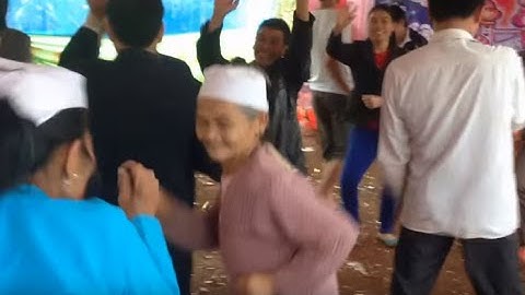 Các bà già vừa uống rượu vừa nhảy ở đám cưới Mường Hòa Bình