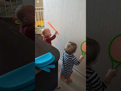 стучат ракетками по стене, привет соседям 👋🏼🤦🏼♀️😁 1.5 #двойняшки #разносдома #twins