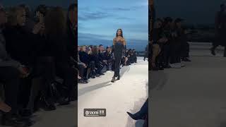 Naomi walking for Versace Show in Los Angeles. #naomi
