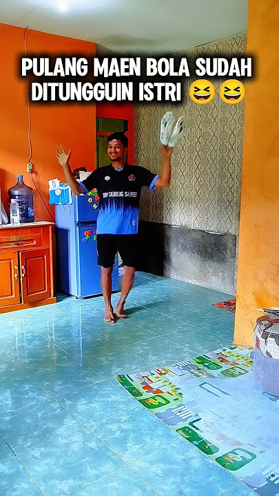 pulang main bola sudah di tungguin istri 😆 #comedy #shortsfeed #trending #viral