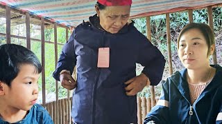 The mother-in-law was very touched when Moc bought her a new winter coat