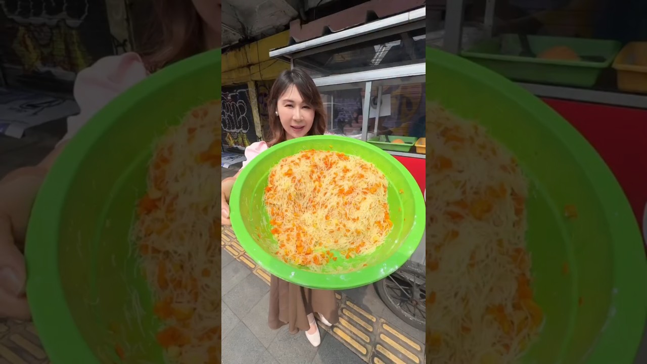 Nemu pastel yang dibikin dadakan , enakkk baru goreng hangat hangat , kulitnya empuk renyah..