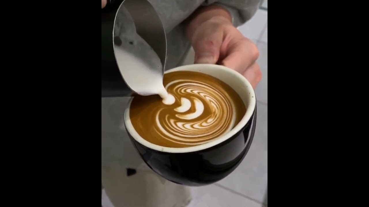 Rosa 🌹 Arte Latte |  Arte del café #baristalife #shorts [Barista:- @rubiolocc]