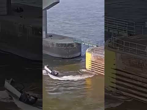 Das Navi sagt: Bitte wenden. 🚤↩️ Boot so: Kein Problem, Bruder – ich hör erst nach 37 Runden auf.