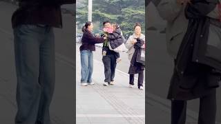 낯선 사람에게 꽃을 주는 도전과 그들의 반응 P410