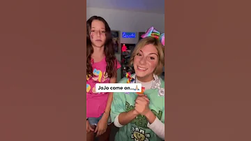 Surprising the kid I babysit with her favorite celebrity!!! 🎉🥺❤️🎂 Thank you JoJo Siwa!