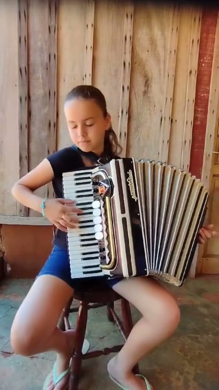 Aluna Maria toca sua primeira composição