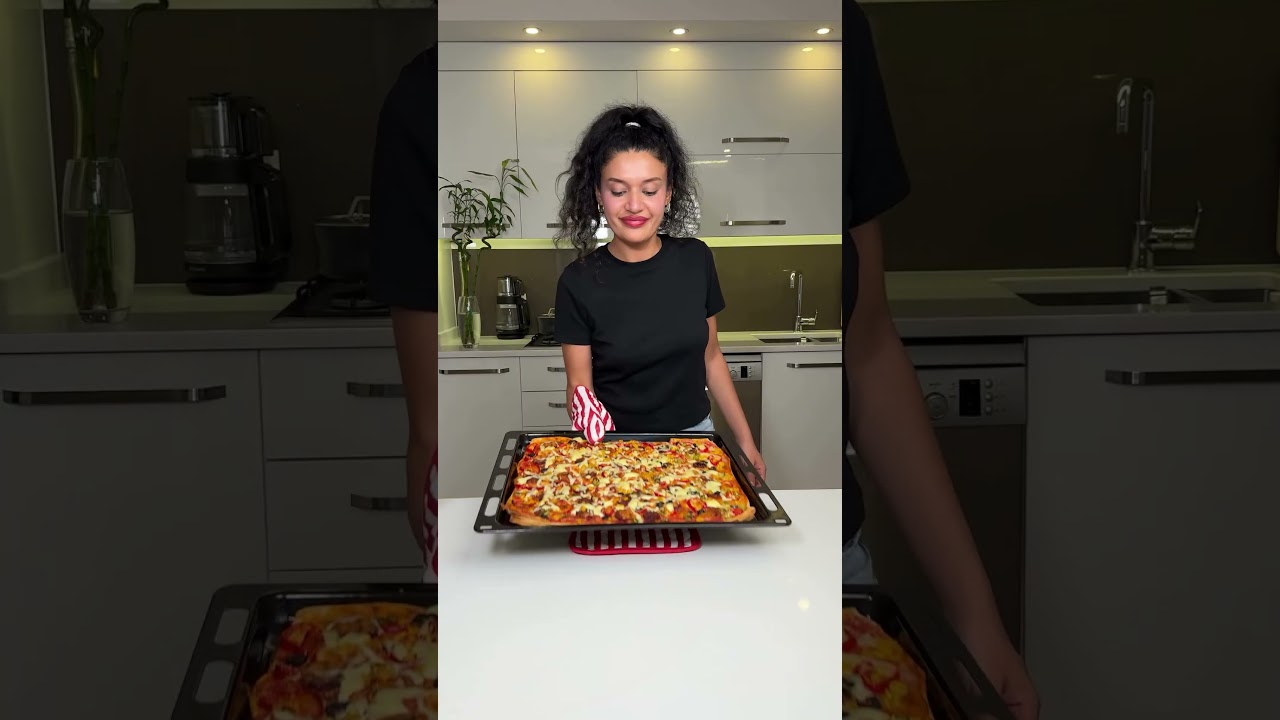Pratik Pizza 🍕 English ⬇️  🛒 Malzemeler 1 tepsi için   • 2 adet yufka  • Sucuk dilimlenmiş  • Mısı