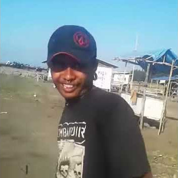 sejumplah anak punk menjalankan solat dan berwudu di pantai