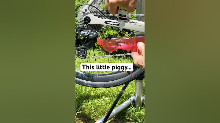 This chain cleaner is a real ham 😂The Chain Pig II #cycling #cyclinglife