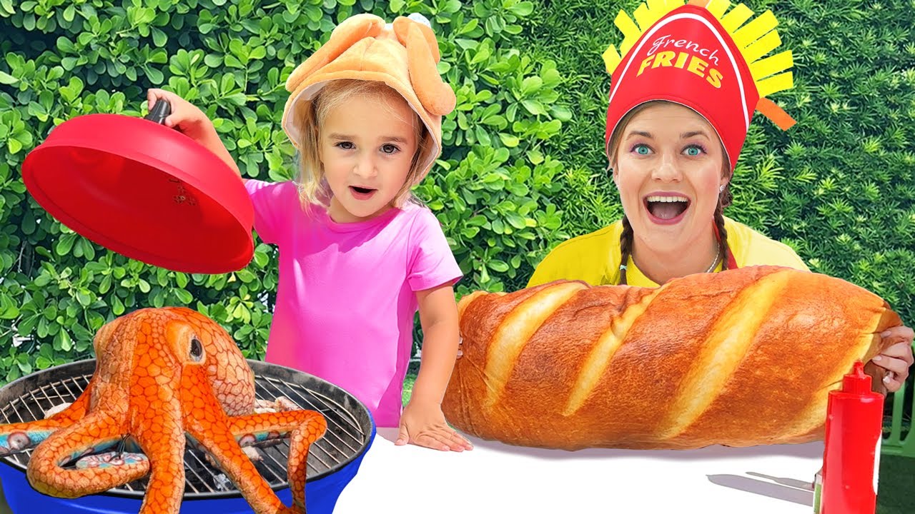 Алиса и тётя играют в ресторан