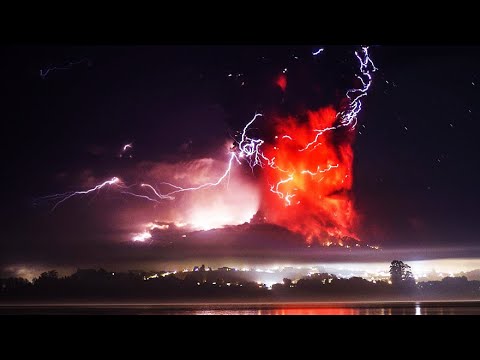 How do volcanoes produce lightning?