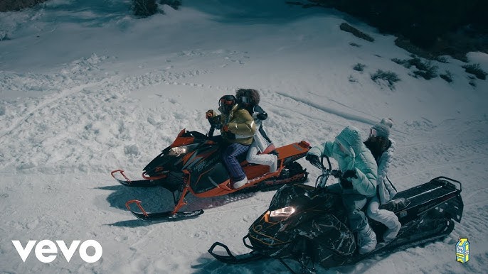 Yoshlar bilan rus porno Yalangoch qizning videosi pastdan korilgan